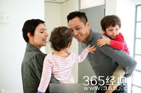 爸爸去哪儿第三季大结局全员齐聚 刘烨与老婆深情拥吻羡煞旁人