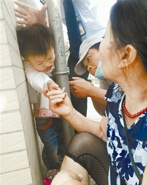 维修师傅救人迟到 顾客差评：长得丑不像做好事的人