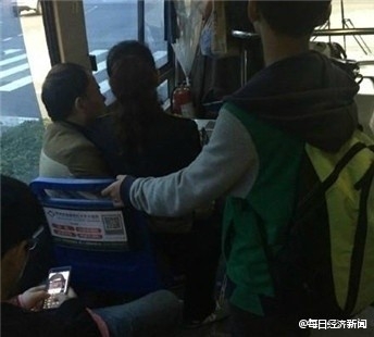 售票员坐男性大腿对中学生造成影响 已被停工