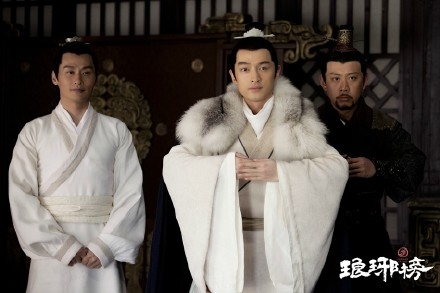 女子关灯看剧突然大笑吓跑小偷是看的琅琊榜吗