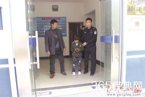 新闻哥：抽奖又特么中了避孕套。2015.11.03