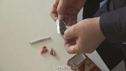 新闻哥：抽奖又特么中了避孕套。2015.11.03