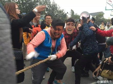 新闻哥：抽奖又特么中了避孕套。2015.11.03