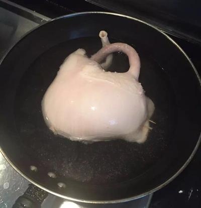 新闻哥：抽奖又特么中了避孕套。2015.11.03