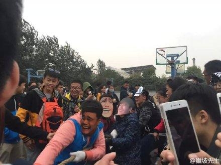 新闻哥：抽奖又特么中了避孕套。2015.11.03