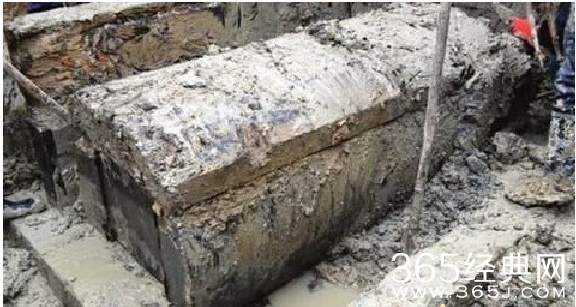 下水管道内惊现棺材