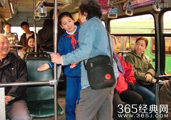 大妈踢醒他人求让座 道德素质荡然无存令人厌恶