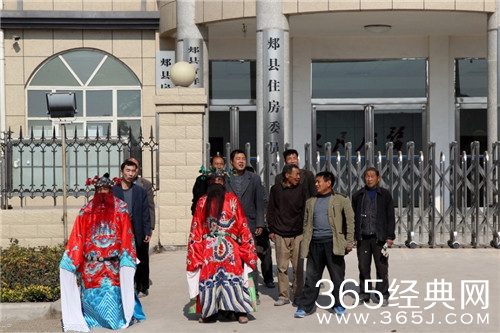 农民工办钟馗讨薪 拖欠农民工工资依旧严重