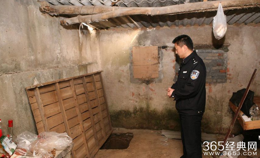 挖嫂子墓盗金项链 奸污女尸离奇死亡