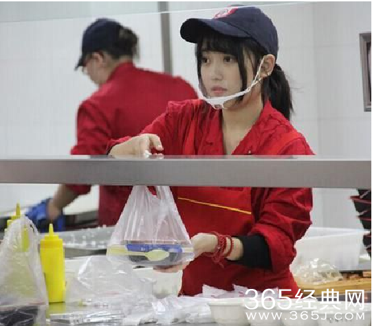 扬大食堂女神李娈微博走红