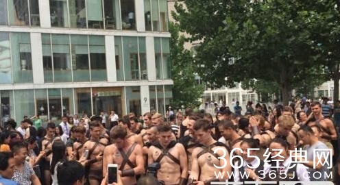 北京国贸嫩模穿着三点式大尺度宣传活动