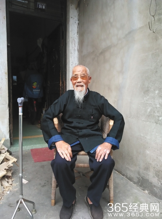 102岁老人“返老还童”：重生黑发 眼睛也复明