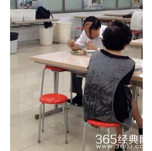 新闻哥：大妈表演偷窃神技！2015.11.05