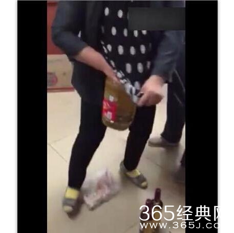 新闻哥：大妈表演偷窃神技！2015.11.05