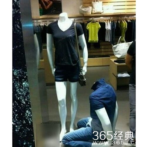 新闻哥：大妈表演偷窃神技！2015.11.05