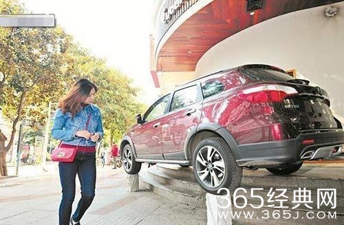 新闻哥：大妈表演偷窃神技！2015.11.05