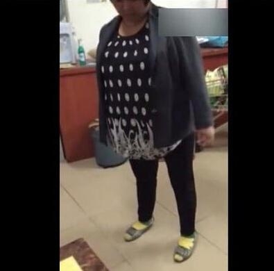 新闻哥：大妈表演偷窃神技！2015.11.05