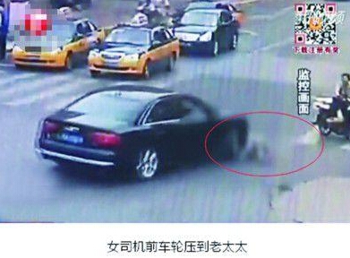 安徽芜湖老太躺马路中间遭汽车碾压重伤监控视频