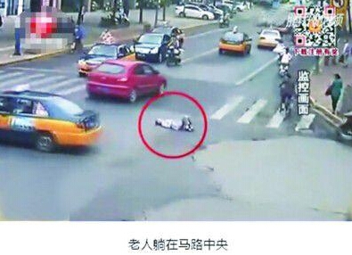 安徽芜湖老太躺马路中间遭汽车碾压重伤监控视频