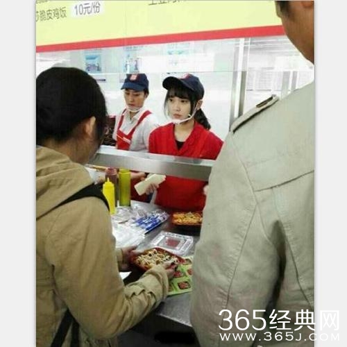 新闻哥：大妈表演偷窃神技！2015.11.05