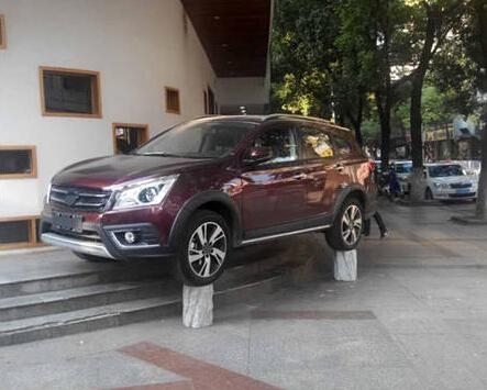 新闻哥：大妈表演偷窃神技！2015.11.05