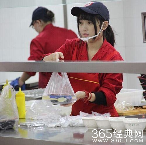 新闻哥：大妈表演偷窃神技！2015.11.05