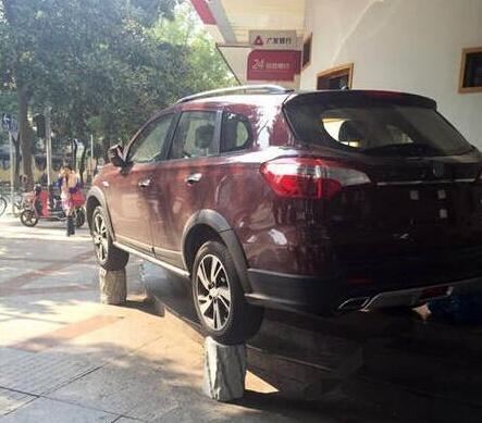 新闻哥：大妈表演偷窃神技！2015.11.05