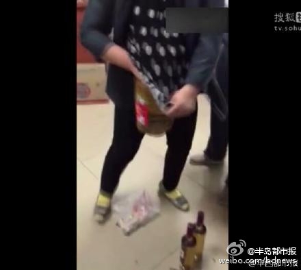 大妈裤裆藏12罐红牛1桶油2瓶红酒