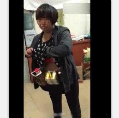 新闻哥：大妈表演偷窃神技！2015.11.05