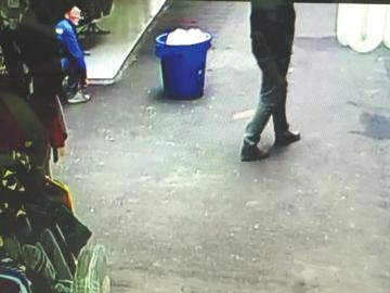 监控拍下厕所弃婴 父母责任感低下