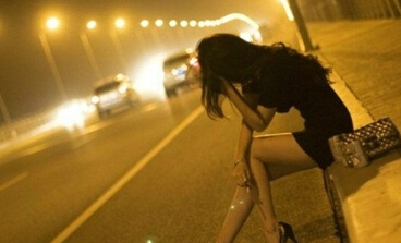 推进草丛侵犯 女子夜间独自行走需谨慎