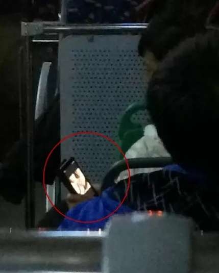 男子公交上外放黄片太无耻