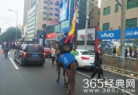 呼和浩特快递小哥骑马送包裹现场照曝光