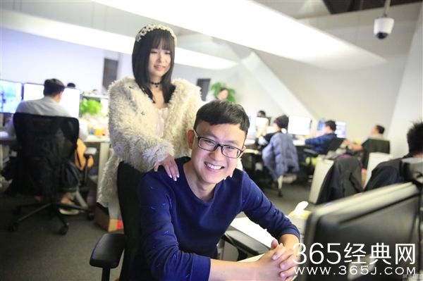 美女为男程序员按摩 程序员都害羞低头