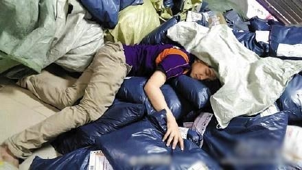 新闻哥：今天你们的钱包还丰满吗？2015.11.12