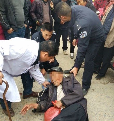 宿州80岁老人街头吐血乞讨