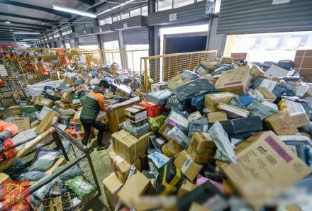 新闻哥：今天你们的钱包还丰满吗？2015.11.12