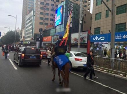 新闻哥：今天你们的钱包还丰满吗？2015.11.12