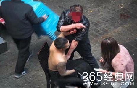 南京两男子光棍节为争女友打架现场视频