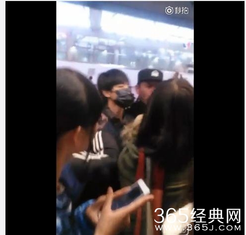 TFboys王俊凯机场摔跤是怎么回事