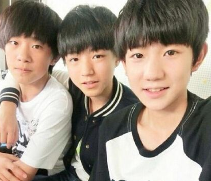 TFboys王俊凯机场摔跤是怎么回事