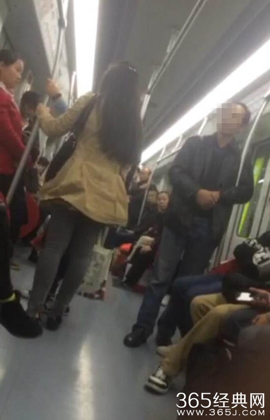 昆明两女子地铁内吃东西大叔提醒被骂实拍完整视频
