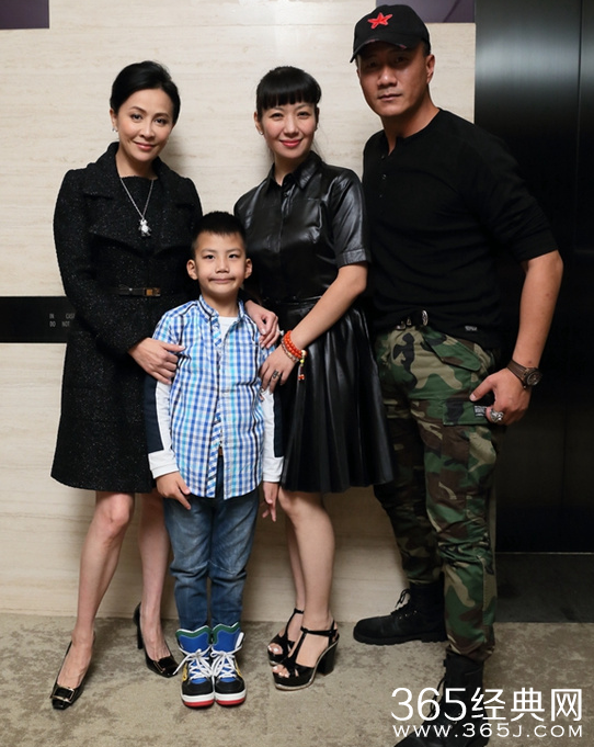 刘嘉玲与康康亲亲认干儿子