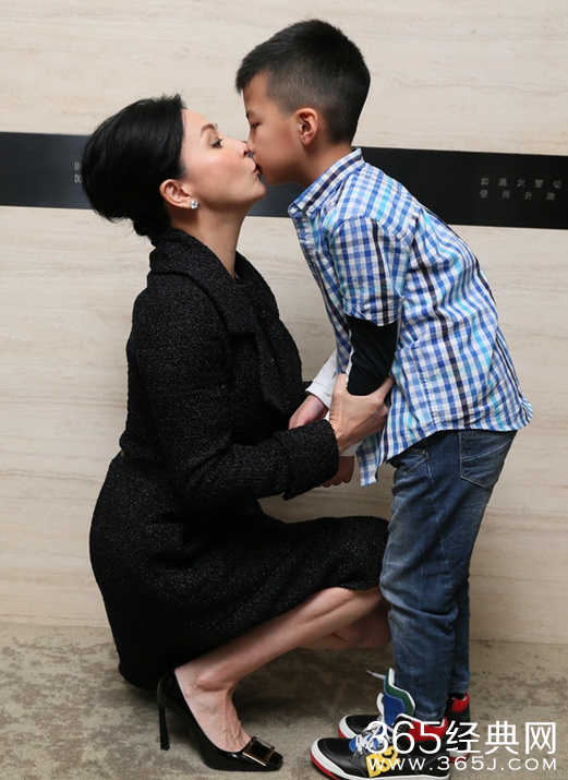 刘嘉玲与康康亲亲认干儿子