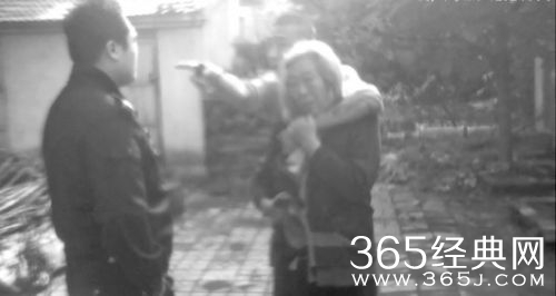 芝罘男子吸冰毒为索要毒资捅伤母亲实拍视频