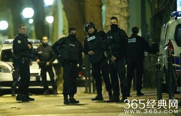 巴黎警察与恐怖分子枪战完整视频