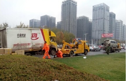 济南经十路一申通快递货车与面包车相撞