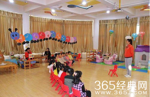 青岛李沧区一幼儿园儿童遭老师棍棒虐打监控视频