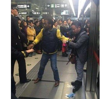 新闻哥：美女脸上满满的嫌弃啊！2015.11.19