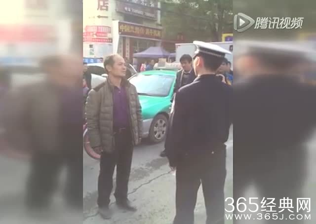 新闻哥：美女脸上满满的嫌弃啊！2015.11.19